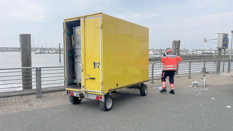 Ein Lkw-Fahrer einer Spedition beim händischen Rangieren eines kleinen Inselpost-Anhängers zwischen dem Anhänger und einem massiven Zaun eingeklemmt worden. Foto: Feuerwehr Norden