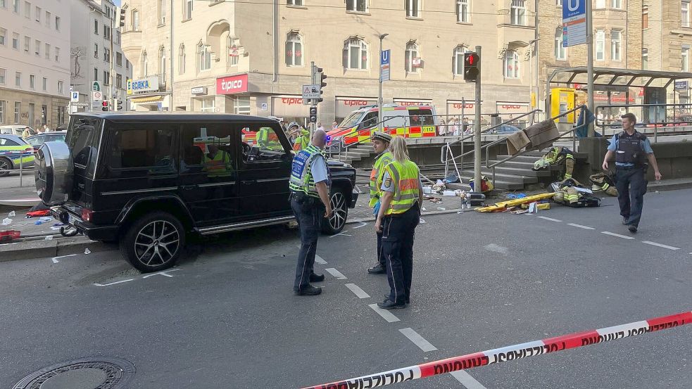 Am frühen Abend fährt ein Fahrzeug in eine Menschengruppe an einer Bahnhaltestelle. Foto: Marco Krefting/dpa