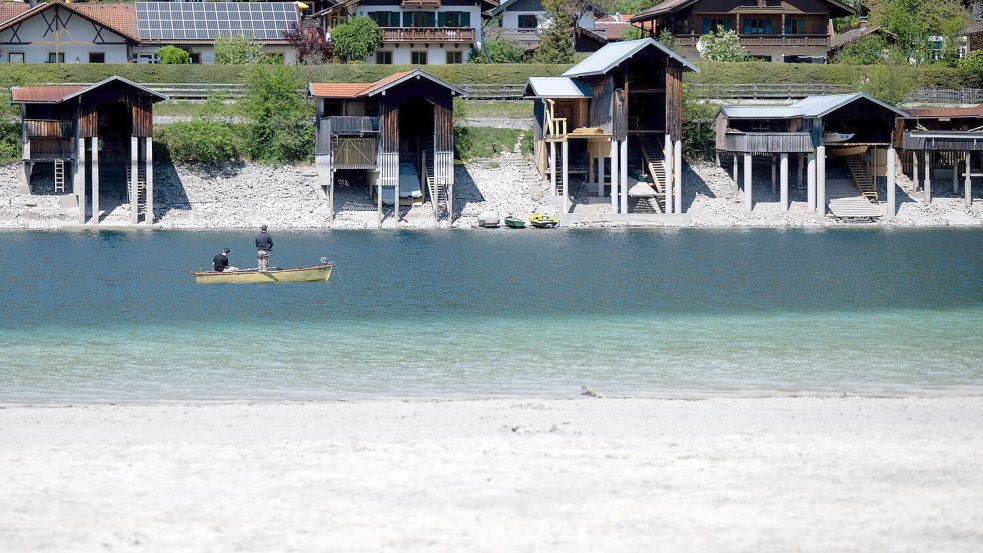 Die 30-Grad-Marke wurde an zwei Messstationen in Baden-Württemberg erstmals in diesem Jahr in Deutschland geknackt - auch am Walchensee war das Wetter sommerlich warm. Foto: Sven Hoppe/dpa