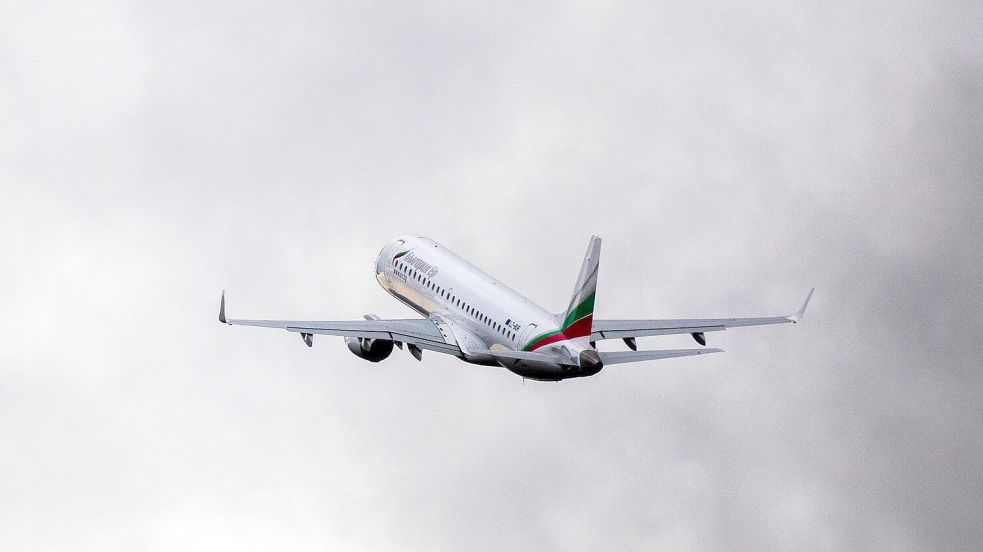 Ein Flugzeug mit abgeschobenen Menschen hebt im Dezember 2020 ab. Foto: DPA