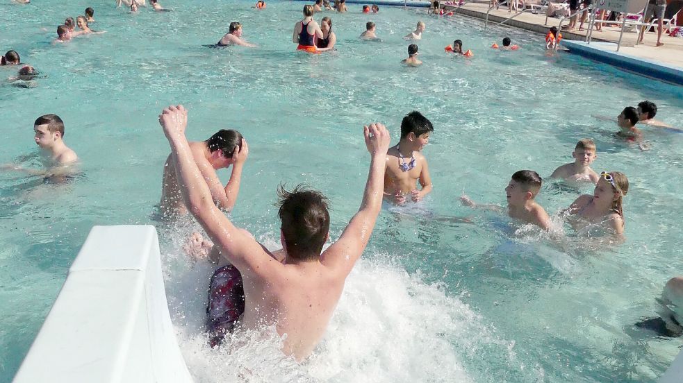 Bei schönem Wetter ist das Friesenbad in Weener ein Publikumsmagnet. Foto: Tatjana Gettkowski/Archiv