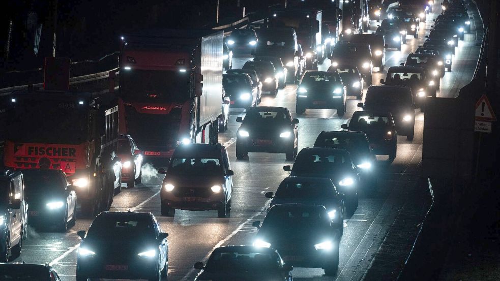 Der Straßenverkehr in Deutschland nimmt weiterhin zu. (Illustration) Foto: Marijan Murat/dpa