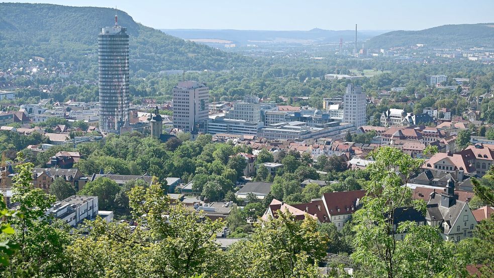 Das Stadtgebiet von Jena an einem heißen Sommertag. (Archivbild) Foto: Martin Schutt/dpa