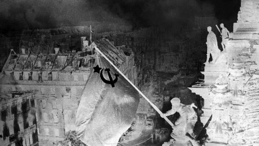 Am 30. April hissten sowjetischen Soldaten ihre rote Divisions-Fahne als „Banner des Sieges“ zuerst über dem Portal und später auch auf dem Dach des Reichstages. Foto: dpa/Jewgeni Chaldej