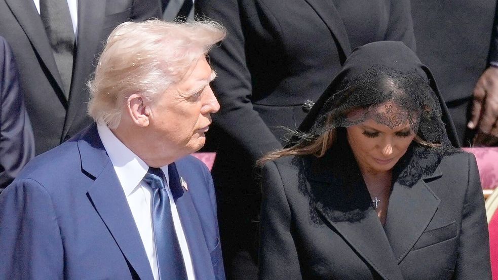 Vor einer Woche nahm Trump noch an den Trauerfeierlichkeiten für Papst Franziskus in Rom teil. (Archivbild) Foto: Gregorio Borgia/AP/dpa