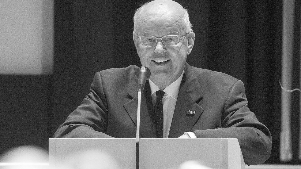 Seine Ehrenämter verfolgte Dr. Folkert Hinrichs fast alle sehr lange. So war er mehr als 30 Jahre lang im Vorstand der Stiftung der Kunsthalle Emden, das Foto entstand bei seiner Verabschiedung 2017. Foto: Jens Doden/ Archiv