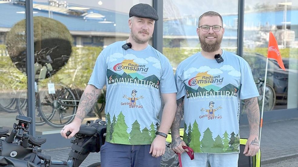 Dennis Mackenthum (rechts) aus Ostrhauderfehn und sein Kumpel Mario Schaa aus Backemoor fahren für den guten Zweck von Ostrhauderfehn nach Portugal. Foto: Privat