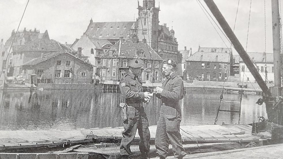 Ein Wendepunkt der Leeraner Stadtgeschichte: Zwei kanadische Soldaten stehen nach der Eroberung im Hafen der Stadt. Fotos: Dieter Simon, Das Kriegsende 1945 in Leer, Verlag Schuster 1995