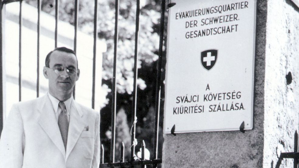 Carl Lutz in einer Szene des Dokumentarfilms „Carl Lutz. Der vergessene Held“. Der Schweizer Diplomat hat zehntausende Juden vor der Ermordung gerettet. Foto: dpa/Archiv für Zeitgeschichte/ETH Zürich
