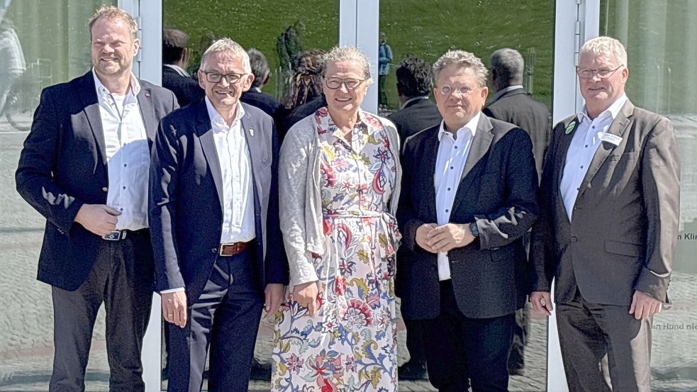 Der Landtagsabgeordnete für den Wahlkreis Emden-Norden Matthias Arends (SPD, von links), Landrat Olaf Meinen, Dr. Ursula Becker leitet gemeinsam mit ihrer Schwester Dr. Petra Becker in zweiter Generation die Dr. Becker Unternehmensgruppe, Landesgesundheitsminister Dr. Andreas Philippi und der Gastgeber und Initiator der Veranstaltung, Klinikdirektor Bernd Hamann. Foto: Rebecca Kresse