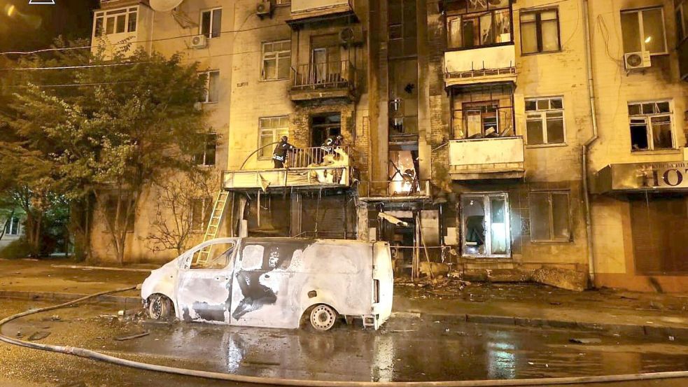 In der Großstadt Charkiw wurden nach Angaben örtlicher Behörden mehr als 50 Menschen bei russischen Angriffen verletzt. Foto: Uncredited/Ukrainian Emergency Service/AP/dpa