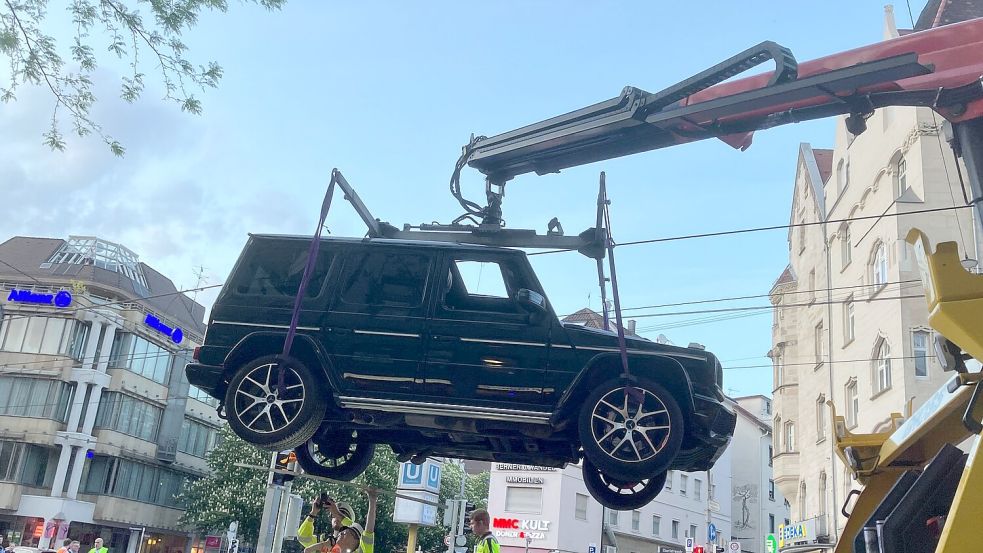 Beim Unfallauto handelt es sich um eine Mercedes-G-Klasse, einen Luxus-Geländewagen. Die Polizei schaut ihn sich auch von unten an. Foto: Marco Krefting/dpa