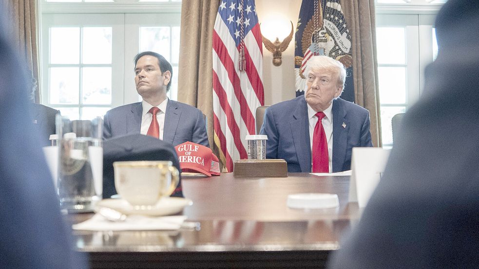 Wahr ist, was ihnen passt: US-Außenminister Marco Rubio und sein Chef Donald Trump. Foto: IMAGO/Ken Cedeno-Pool/The White House
