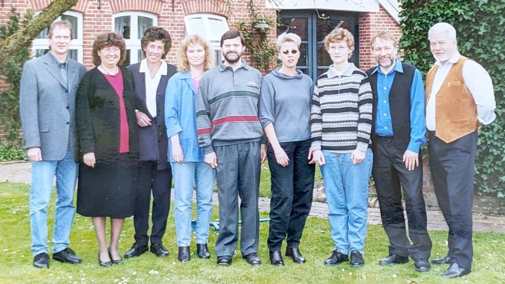 Die Stammbesatzung der Folkinitiative der letzten 20 Jahres ihres Bestehens von 1975 bis 2005 (von links nach rechts): Johannes Ackermann, Hannelore Kroon, Lisa Guttmann, Helga Saathoff, Wilfried Rieken, Erika Ackermann, Johanna Kleen, Helmut Kroon und Karl-Heinz Guttmann. Repro: Günther Niet