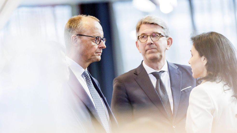 Der Neue für die Kultur: Der designierte Staatsminister für Kultur, Wolfram Weimer, zwischen dem designierten Bundeskanzler Friedrich Merz und Katherina Reiche CDU, der designierte Bundesministerin für Wirtschaft und Energie. Foto: Florian Gaertner/dpa