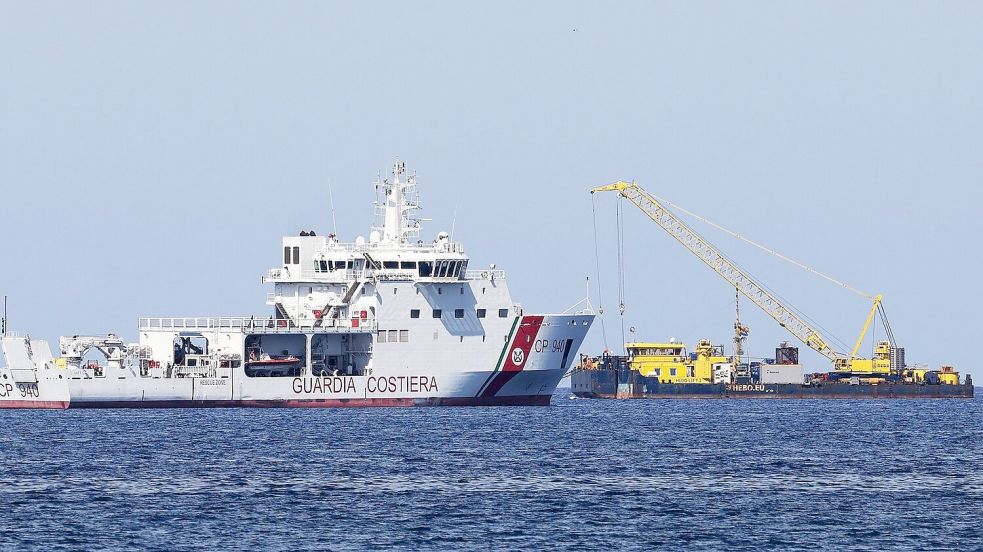 Bei dem Manöver kommt auch ein schwimmender Kran zum Einsatz. Es gilt als extrem kompliziert. Die Kosten werden auf mehrere Millionen Euro geschätzt. Foto: Alberto Lo Bianco/LaPresse via ZUMA Press/dpa