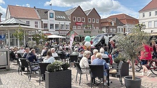 Bei Sonnenschein sind die Tische auf dem Auricher Marktplatz immer gut gefüllt: Foto: Mieke Matthes