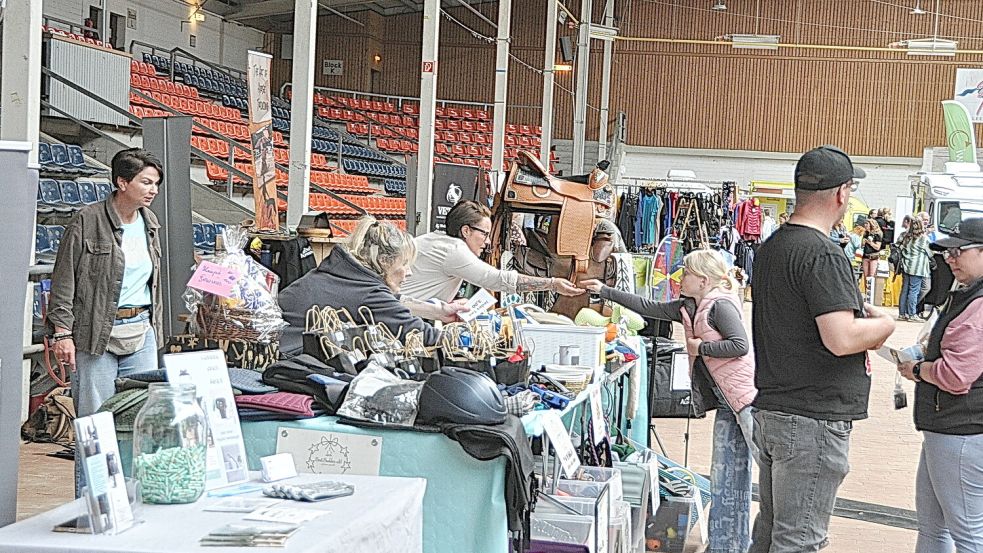 Die Besucher der Hunde- und Pferdemesse können sich in der Ostfrieslandhalle über Zubehör, Futter und Dienstleistungen rund um Hund und Pferd informieren. Foto: Bodo Wolters
