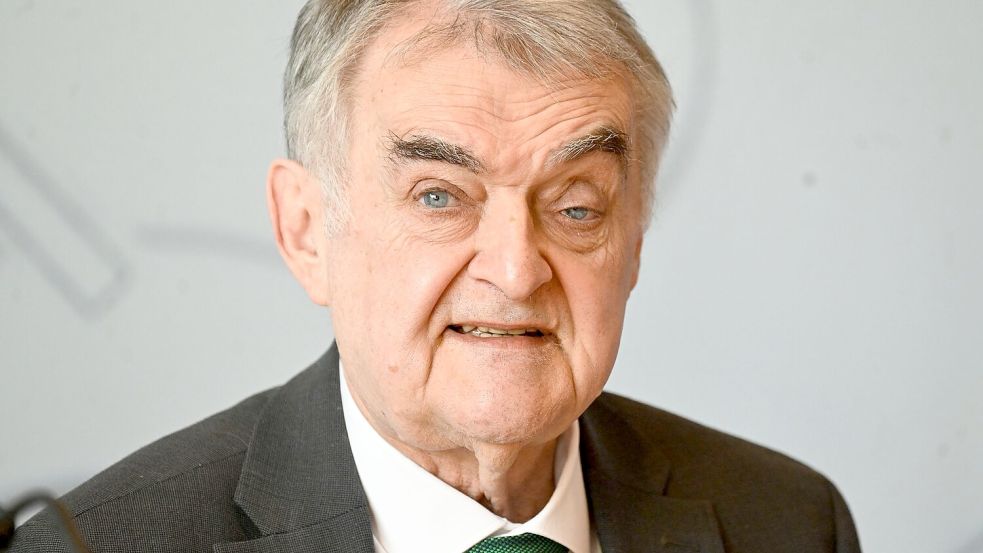 NRW-Innenminister Reul lehnt Schnellschüsse im Umgang mit AfD-Mitgliedern im Staatsdienst ab (Archivbild) Foto: Roberto Pfeil/dpa