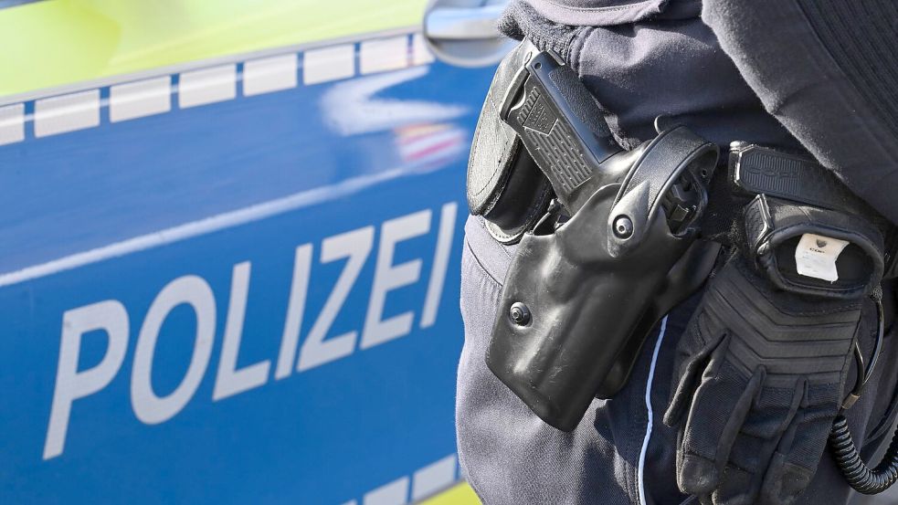 Ein Mann wurde von Beamten am Oberschenkel angeschossen. (Symbolbild) Foto: Bernd Weißbrod/dpa