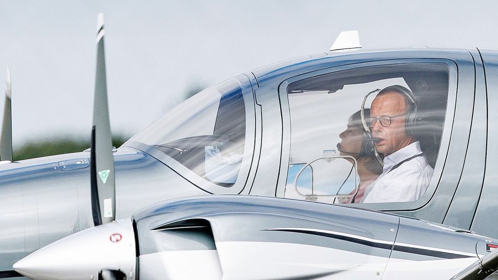 Friedrich Merz ist leidenschaftlicher Hobbypilot. (Archivbild) Foto: Axel Heimken/dpa
