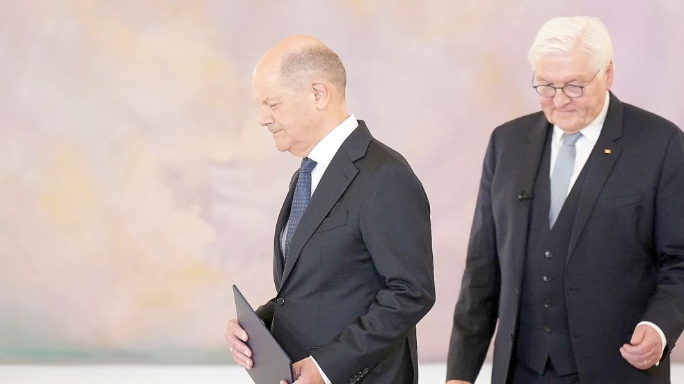 Die Entlassungsurkunde bekam Scholz schon im Schloss Bellevue. Am Dienstag wird wahrscheinlich sein Nachfolger Friedrich Merz dort seine Ernennungsurkunde erhalten. Foto: Michael Kappeler/dpa
