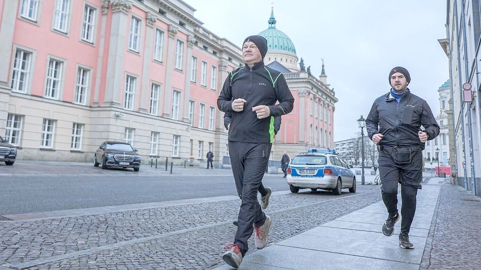 Mit Laufen und Rudern will Scholz sich weiter fit halten. Foto: Michael Kappeler/dpa