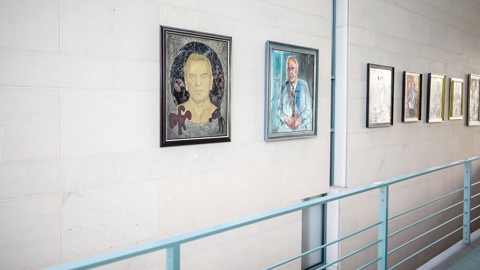 Zwei Plätze sind in der Porträtgalerie im Kanzleramt noch frei. Foto: Michael Kappeler/dpa