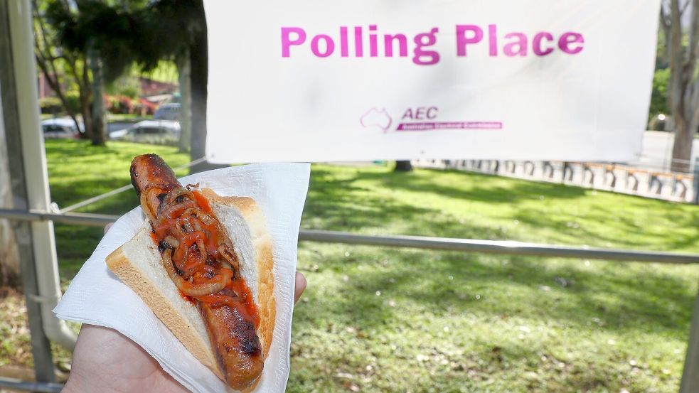 Die Demokratiewurst hat bei Wahlen in Down Under eine lange Tradition. Foto: Pat Hoelscher/AP/dpa
