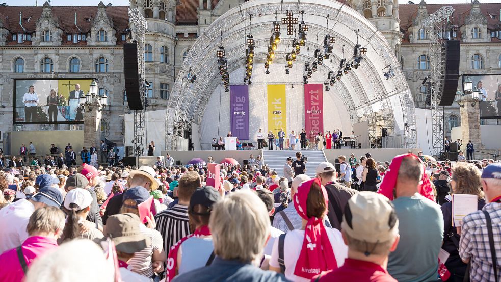Zwischen Bibelarbeit und gesellschaftspolitischen Debatten sucht die evangelische Kirche ihre Rolle. Beim Kirchentag diskutieren tausende Menschen über ganz unterschiedliche Themen. Foto: dpa/Moritz Frankenberg