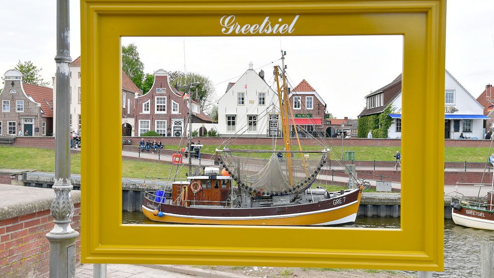 Seit dem 30. April steht der Foto-Bilderrahmen am Greetsieler Hafen, der Kutter fügt sich passend ein. Fotos: Heinz Wagenaar