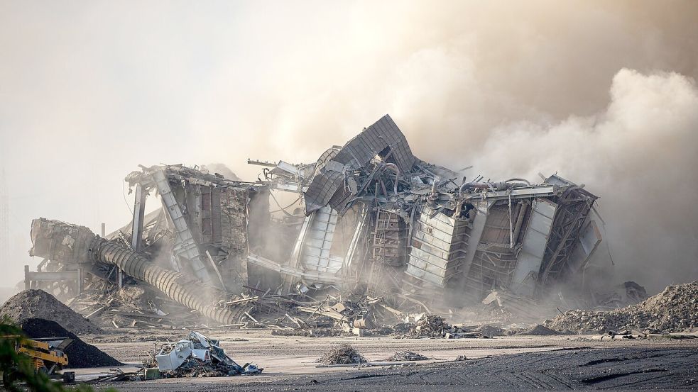 Für die Aktion waren zuvor rund 300 Kilogramm Sprengstoff verbaut worden. Foto: Laszlo Pinter/dpa