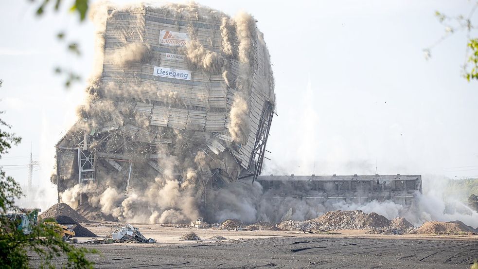 Bei der Sprengung gehen das fast 80 Meter hohe Kesselhaus und ein Bunkerschwerbau zu Fall. Foto: Laszlo Pinter/dpa