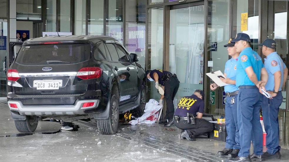 Der Fahrer des Geländewagens hatte zuvor selbst jemanden zum Flughafen gebracht. Foto: Aaron Favila/AP/dpa