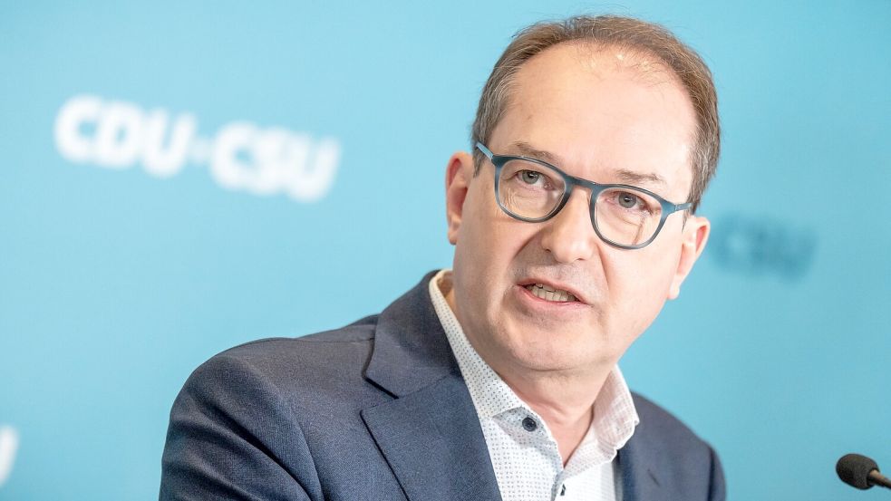Auf den designierten Bundesinnenminister, Alexander Dobrindt (CSU), wartet keine leichte Aufgabe. Denn die Zurückweisung von Asylbewerbern an den Landgrenzen ist umstritten. (Archivfoto) Foto: Michael Kappeler/dpa