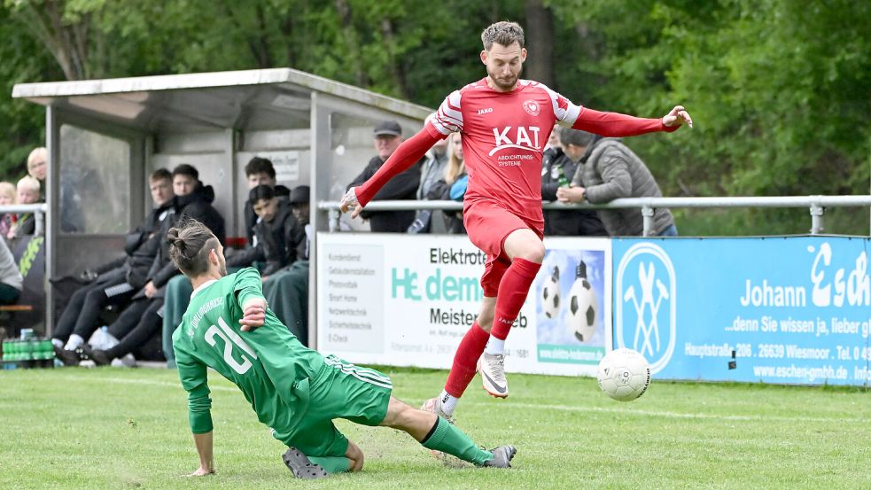 Germania Wiesmoor (rechts Jürgen Zimmermann jr.) kann dank des 2:1-Sieges gegen den SV Wallinghausen (links Mirko Fröhlich) im Abstiegskampf erstmal durchatmen. Fotos: Doden, Blomberg
