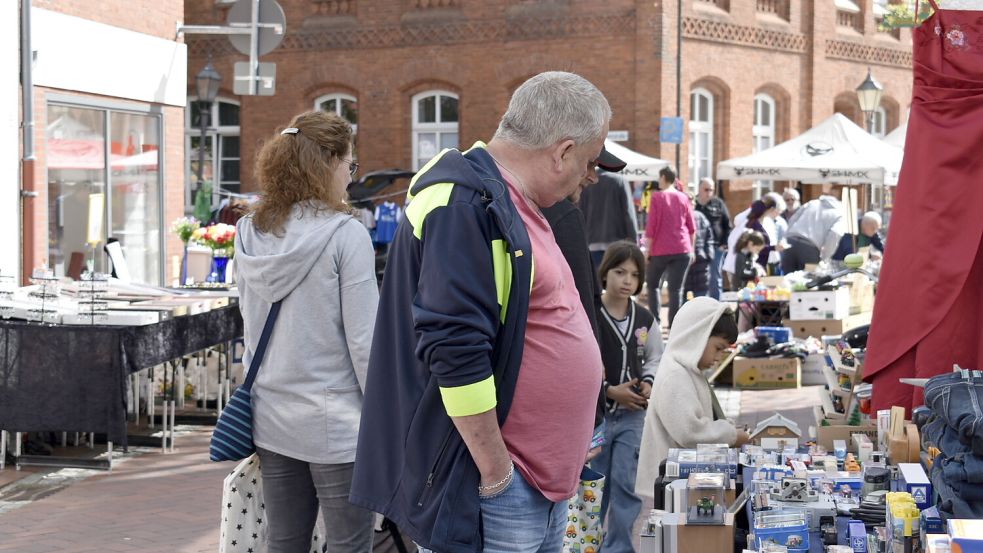 Flohmarktstände luden zum Stöbern und Feilschen ein. Foto: Vivien Buntjer
