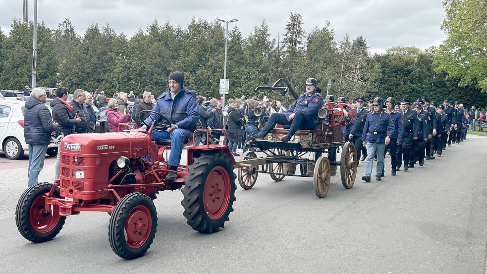 Der Festumzug durch Flachsmeer hat am frühen Sonntagnachmittag begonnen. Fotos: Henrik Zein