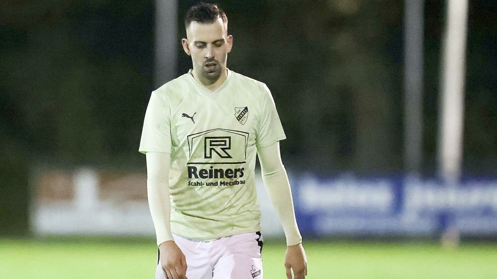 Frustriert waren die Firreler Fußballer um Manuel Suda nach dem Abpfiff. Archivfoto: Doden/Emden