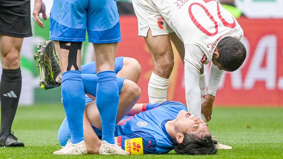 Erst erfolgreicher Elfmeterschütze, dann verletzt am Boden: Shuto Machino. Foto: Armin Weigel/dpa