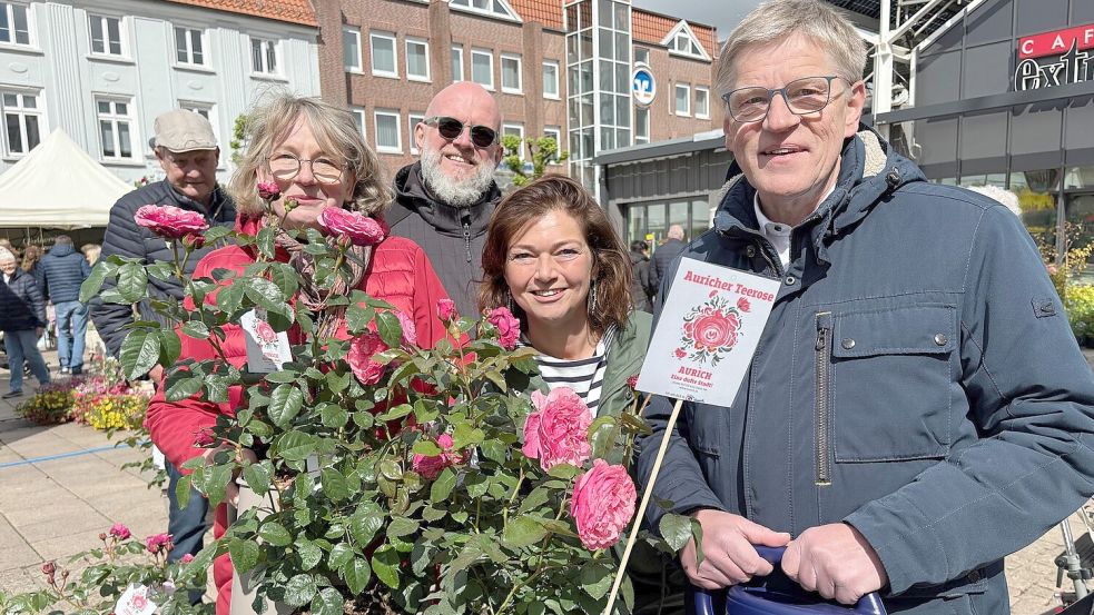 Tauften die Auricher Teerose: Katrin und Uwe Schauroth, Maike Theesfeld (Stadtmarketing) und Bürgermeister Horst Feddermann. Foto: Mieke Matthes
