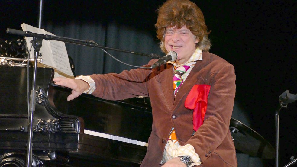 Willkommen in der „Mehrzweckbaracke“: Helge Schneider in der Auricher Sparkassen-Arena. Foto: Werner Jürgens