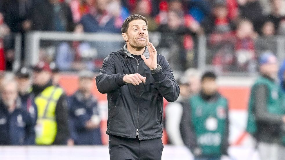 Dirigierte immer wieder vom Spielfeldrand aus: Bayer-Coach Xabi Alonso. Foto: Harry Langer/dpa