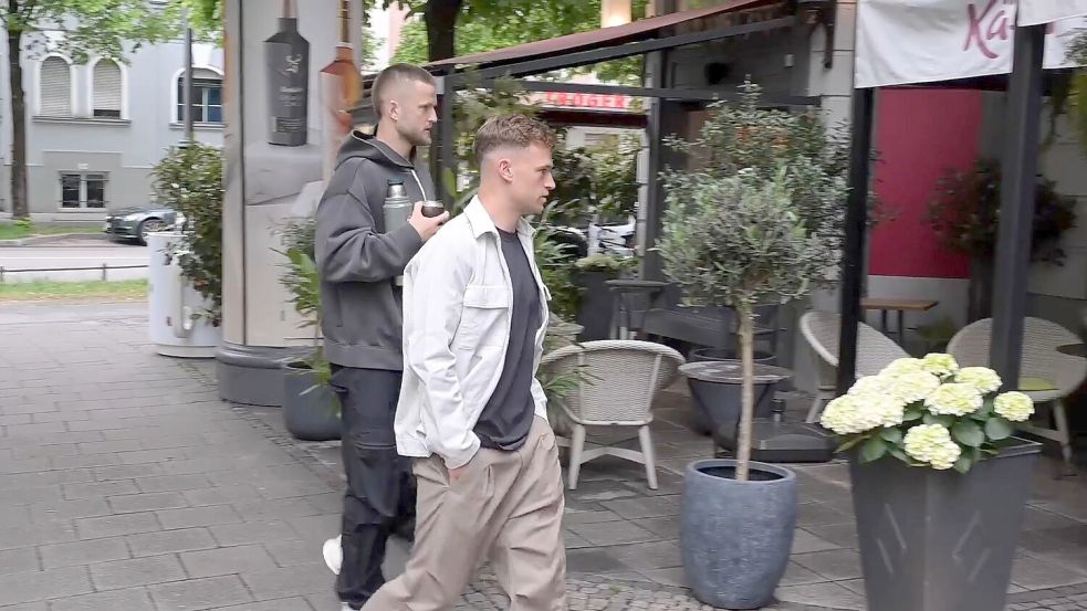 Joshua Kimmich und Eric Dier (l.) kommen in einem Münchner Nobel-Restaurant an. Foto: Felix Hörhager/dpa