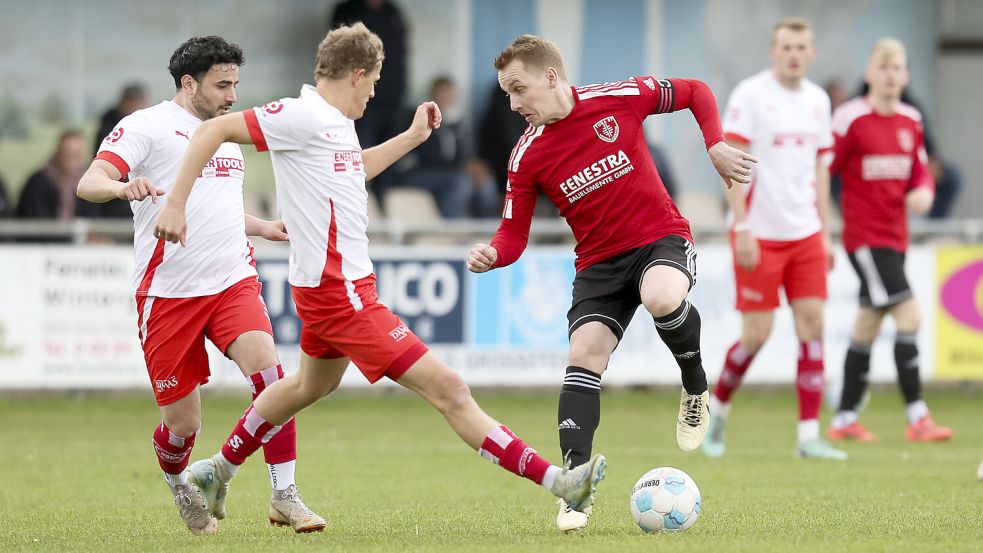 Westrhauderfehn (am Ball Sönke Weßling) verlor trotz Führung in Großefehn. Fotos: Doden, Emden