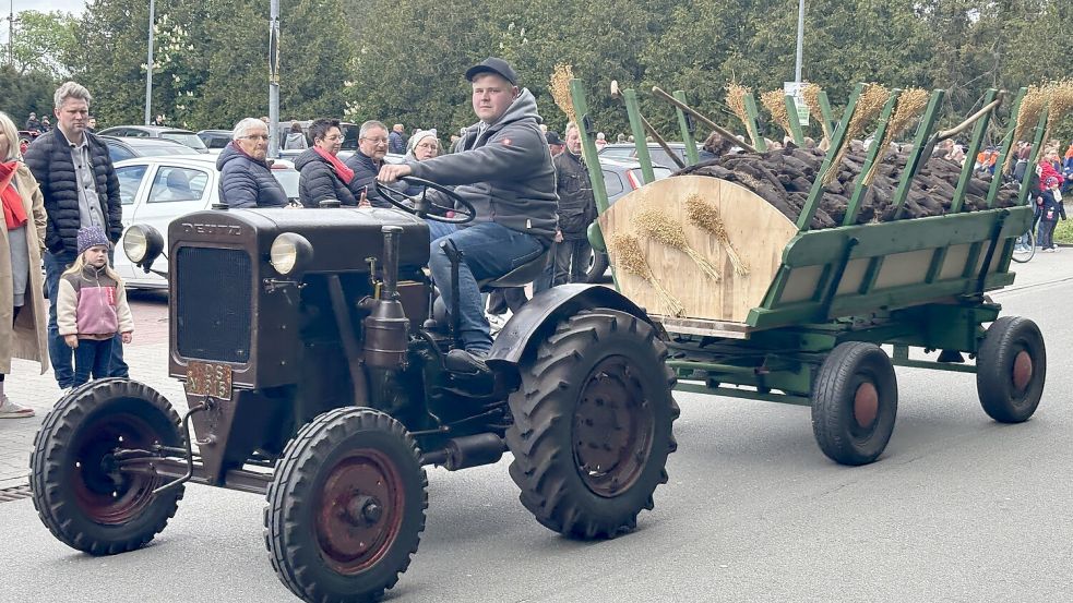 Die Schlepperfreunde Flachsmeer/WOL mit einem Wagen, der mit Stichtorf bestückt wurde. Foto: Henrik Zein