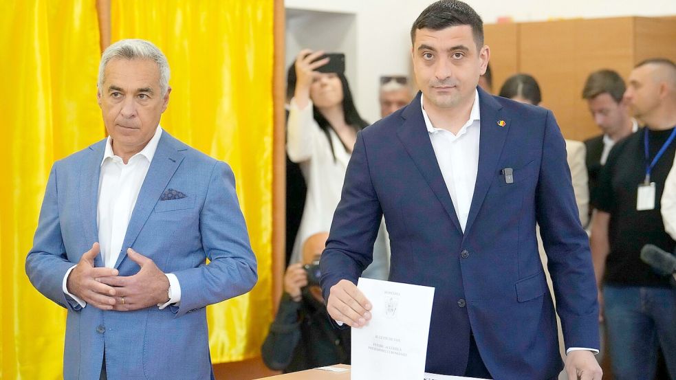 Der rechte Präsidentschaftskandidat George Simion (r) hat die absolute Mehrheit verpasst und muss am 18. Mai in eine Stichwahl. Foto: Vadim Ghirda/AP/dpa