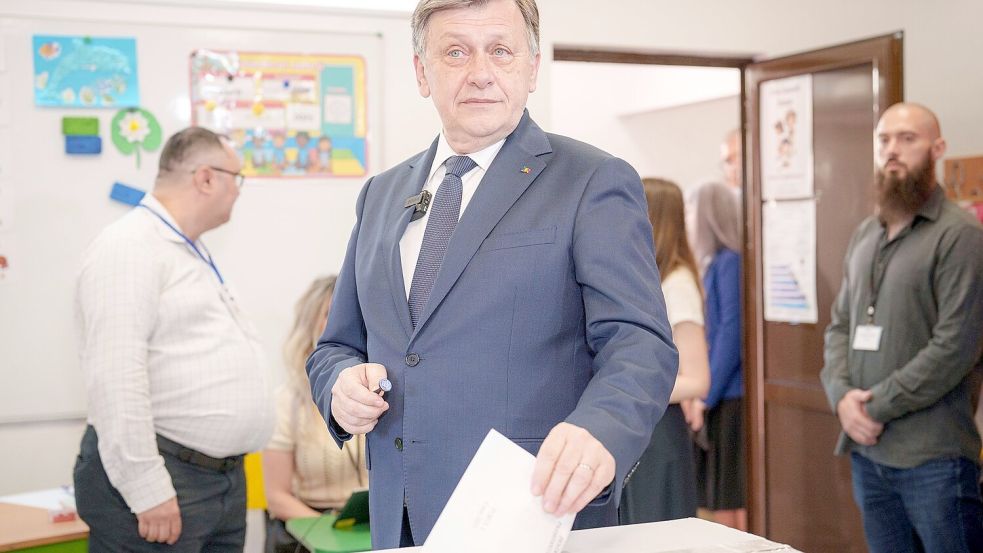 Crin Antonescu ist der Präsidentenkandidat der bürgerlich-sozialdemokratischen Regierungskoalition in Rumänien. Auch er schafft es nach aktuellem Stand in die Stichwahl. Foto: Andreea Alexandru/AP/dpa