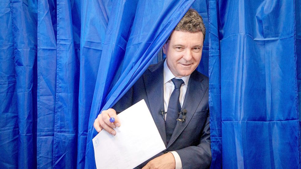 Präsidentenkandidat Nicusor Dan, parteiloser Bürgermeister von Bukarest, hat es wahrscheinlich in die Stichwahl geschafft. Foto: Andreea Alexandru/AP/dpa