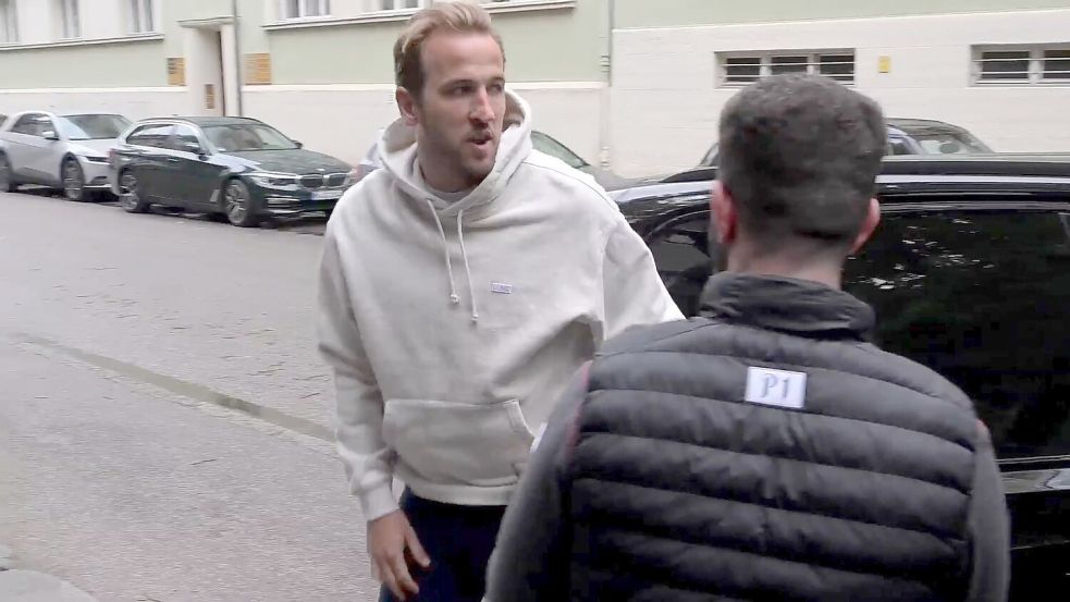 Bei der Ankunft im Nobelrestaurant war Harry Kanes Pullover noch trocken. Foto: Felix Hörhager/dpa